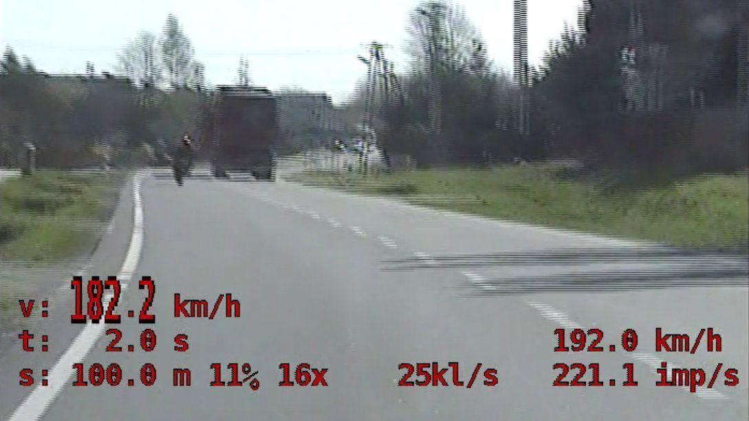 Pędził 200 km/h, uciekał przed policją, aż w końcu zderzył się z radiowozem [WIDEO]