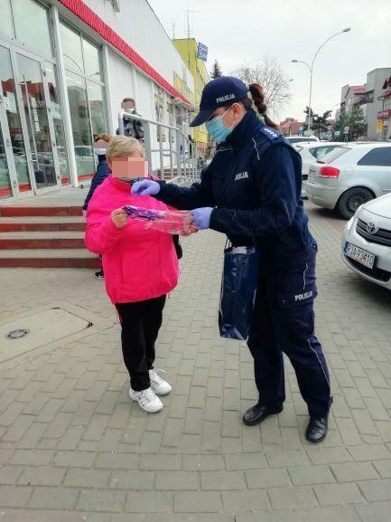 Policjantki rozdawały dziś maseczki [ZDJĘCIA]