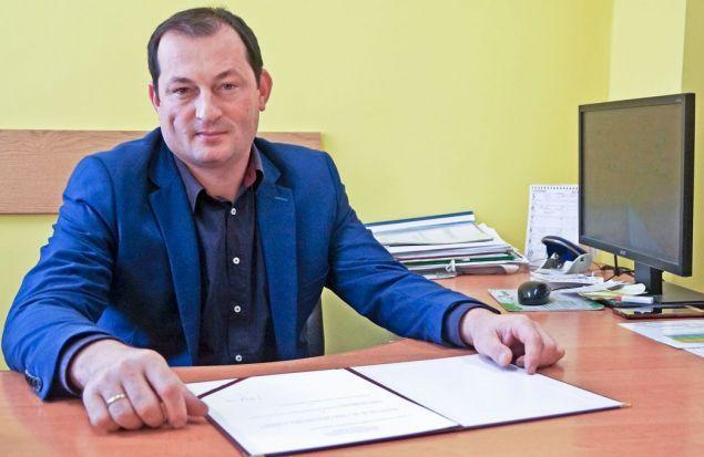 Podwyżka śmieci w gumowych rękawiczkach