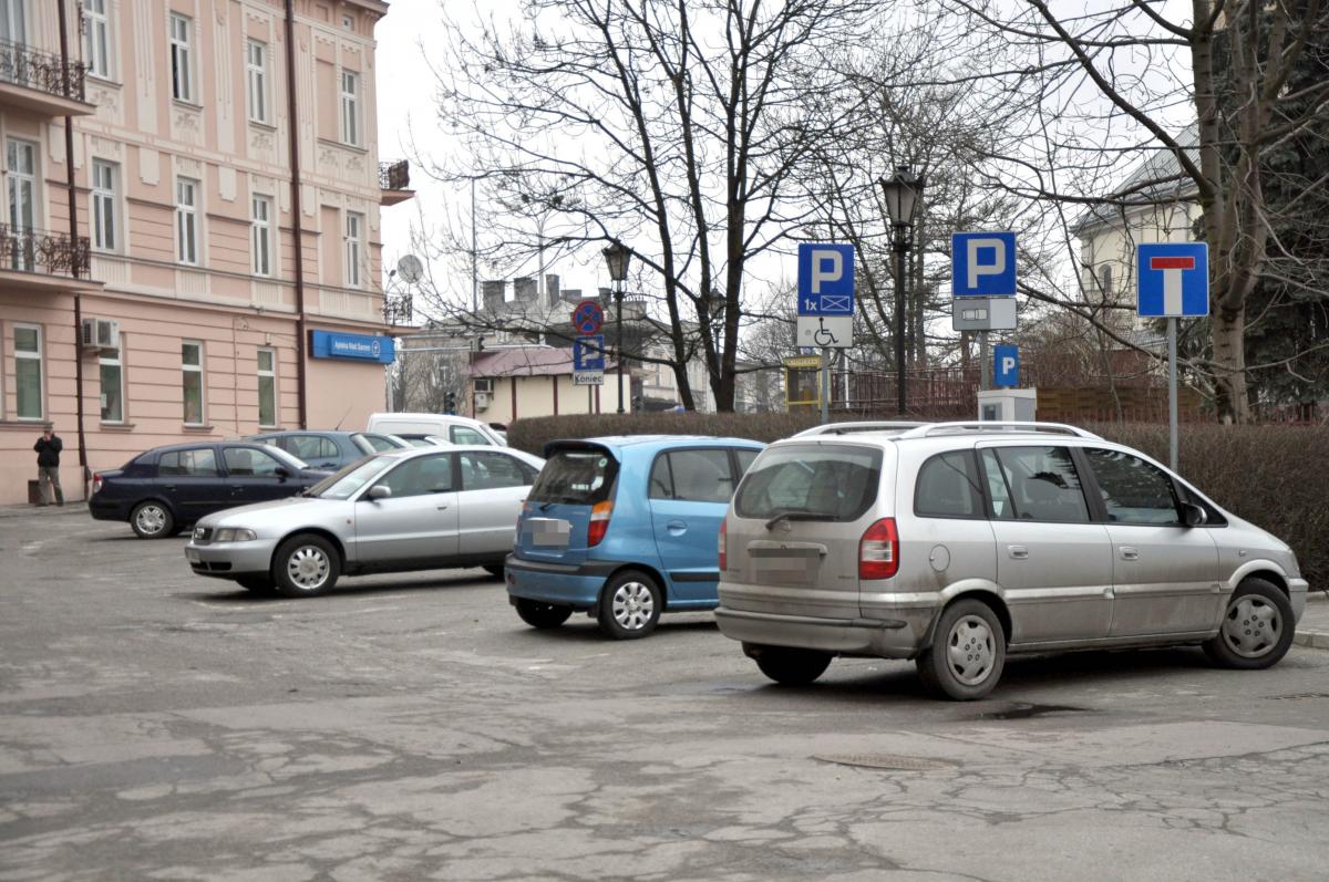 Płatne parkingi na razie bezpłatne