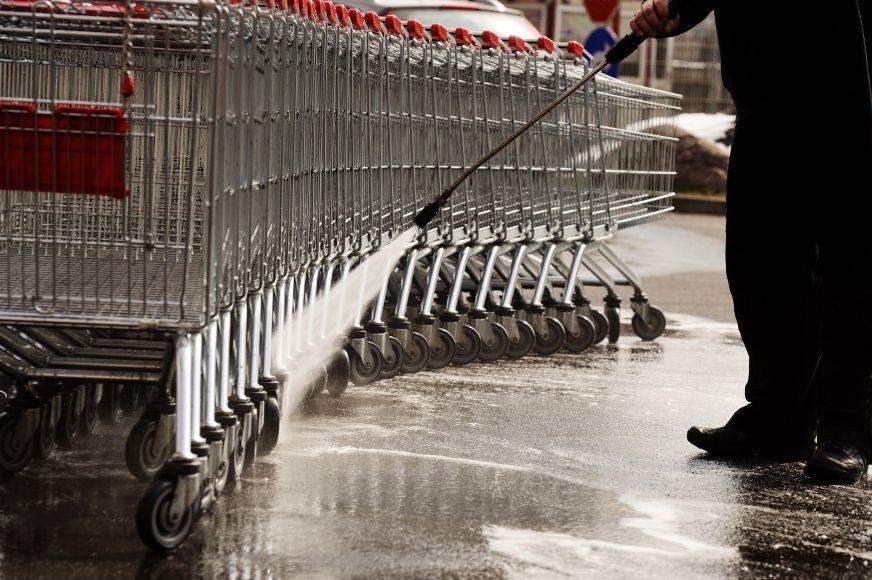 Brudne wózki w supermarkecie? Są myte i dezynfekowane systematycznie