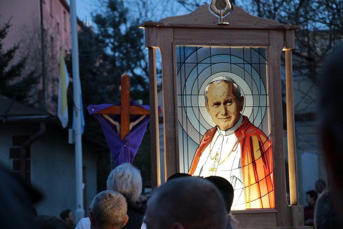 Rocznica śmierci św. Jana Pawła II. Postaw w oknie świecę