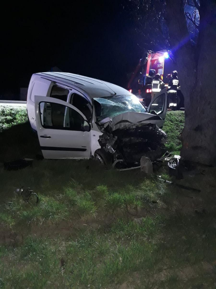 Kierowca mercedesa uderzył w drzewo [ZDJĘCIA]