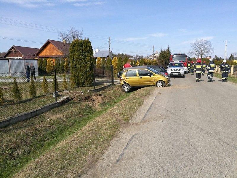 Matiz w rowie, kierująca na podwójnym gazie