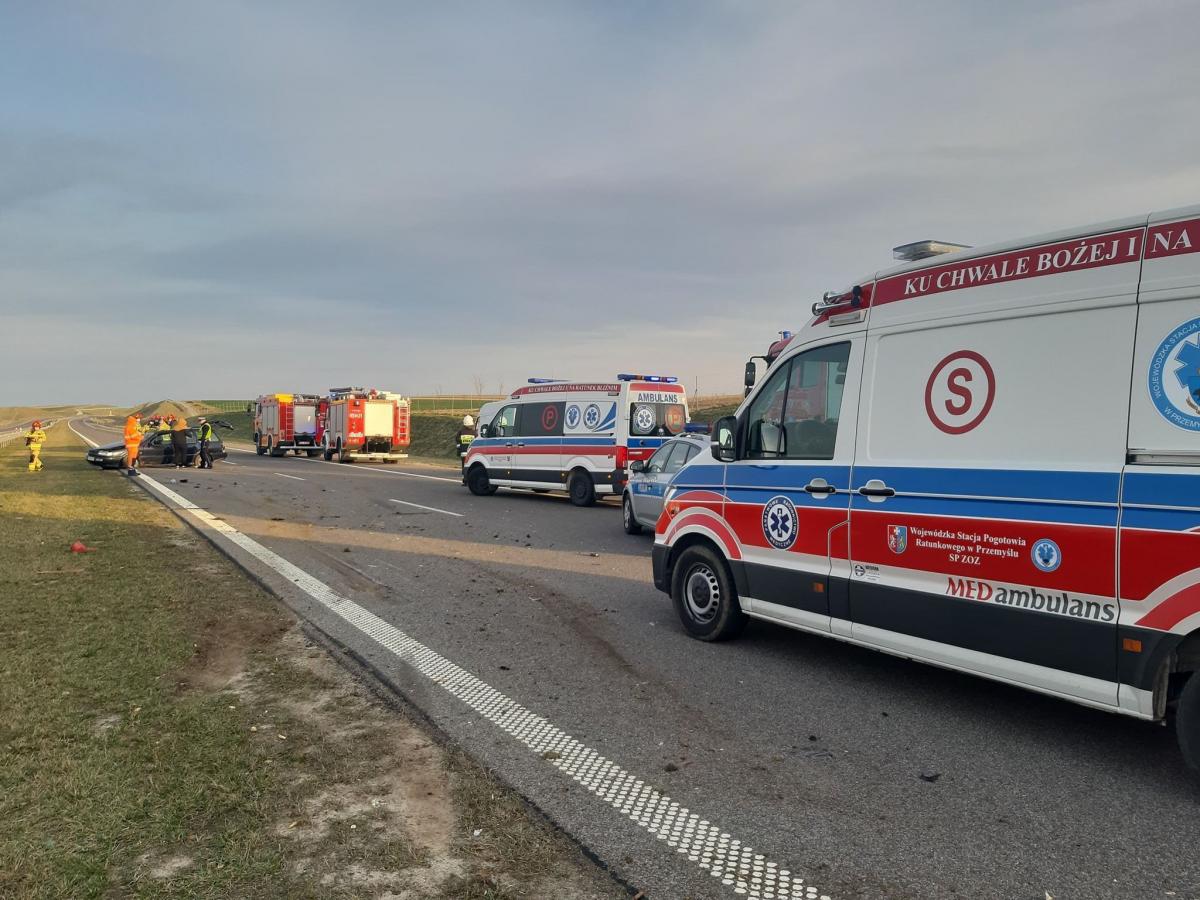 Wypadek na autostradzie. Pomocy udzielał ratownik po służbie [ZDJĘCIA]