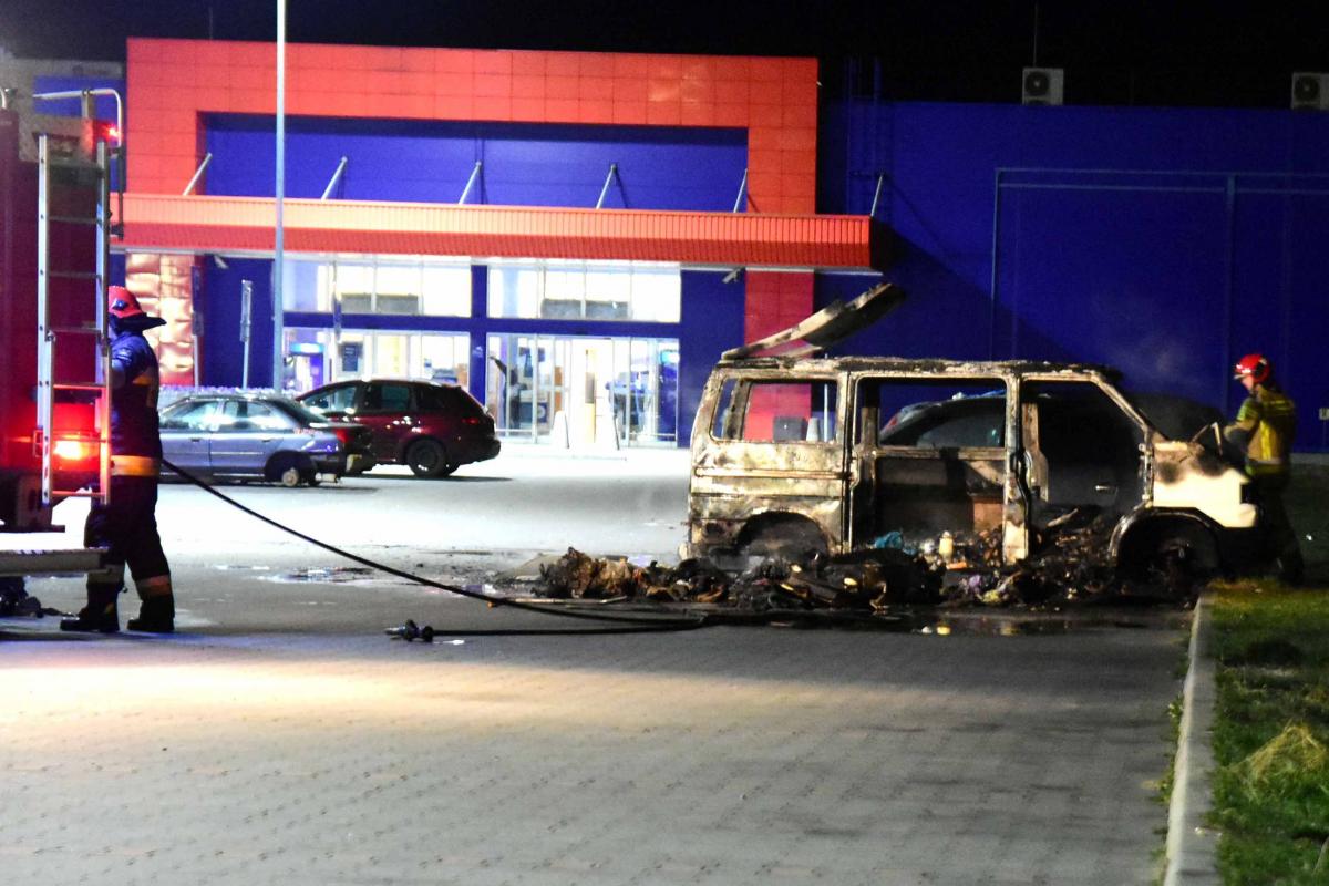 Przy Tesco spłonął wrak samochodu [ZDJĘCIA]