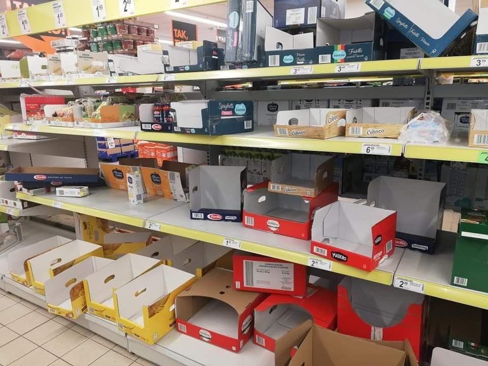 Koronawirus: Zamknięte szkoły, odwołane imprezy, zmiany w rozkładzie jazdy