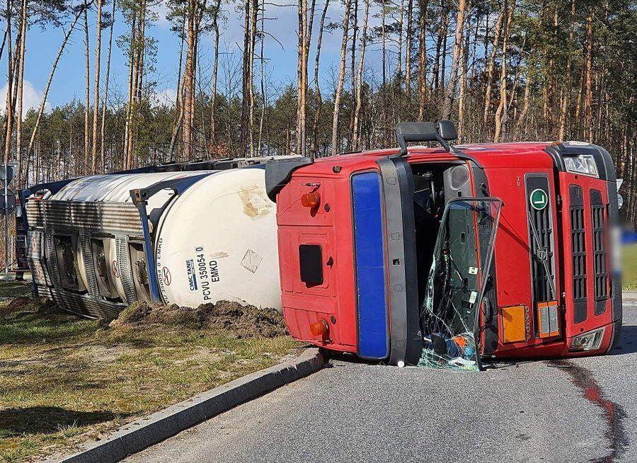 Przewróciła się cysterna z niebezpieczną substancją. Zablokowano drogę