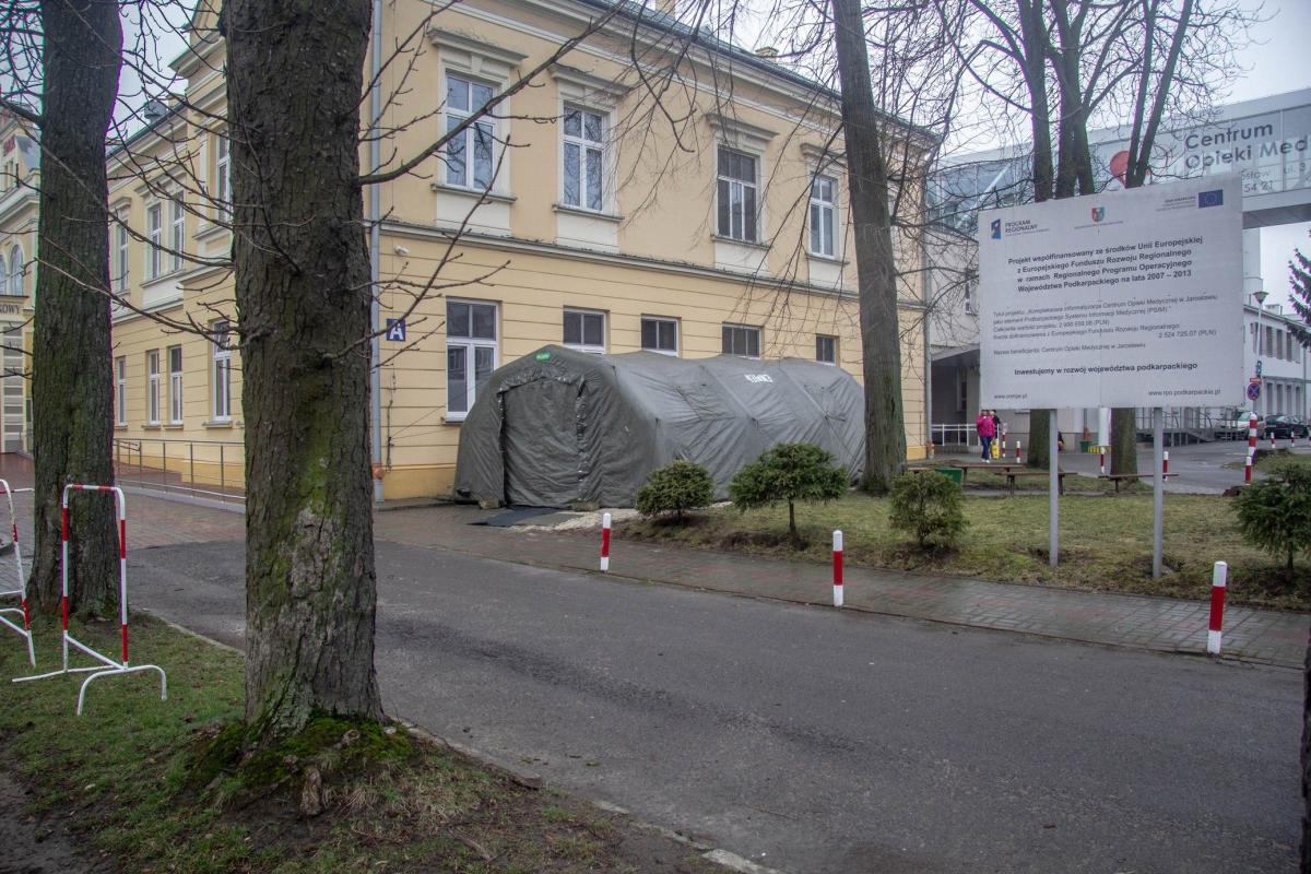 Namiot do selekcji zakażonych koronawirusem w jarosławskim COM [ZDJĘCIA]