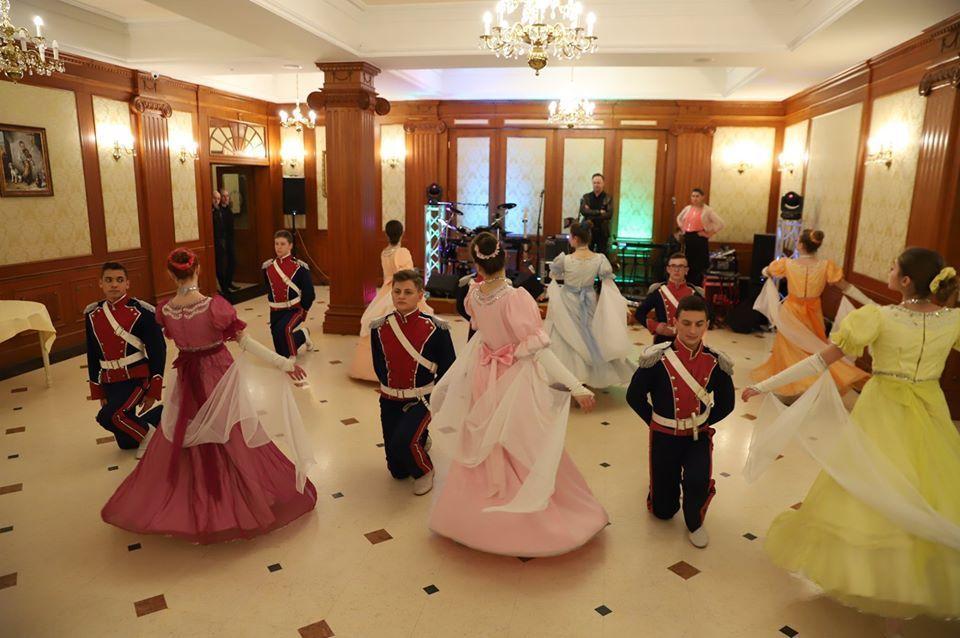 Bal oficerski w słusznej sprawie