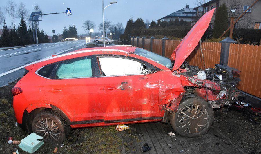 Uderzył w przepust i dachował. 4 osoby w szpitalu [ZDJĘCIA]