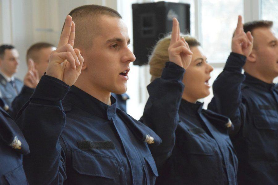 17 nowych policjantów złożyło ślubowanie [ZDJĘCIA]