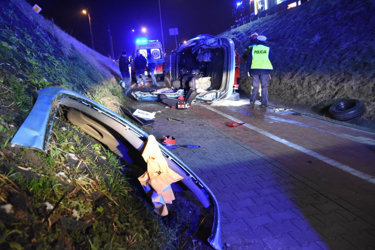 Citroen dachował na obwodnicy i wpadł na ścieżkę rowerową [ZDJĘCIA]