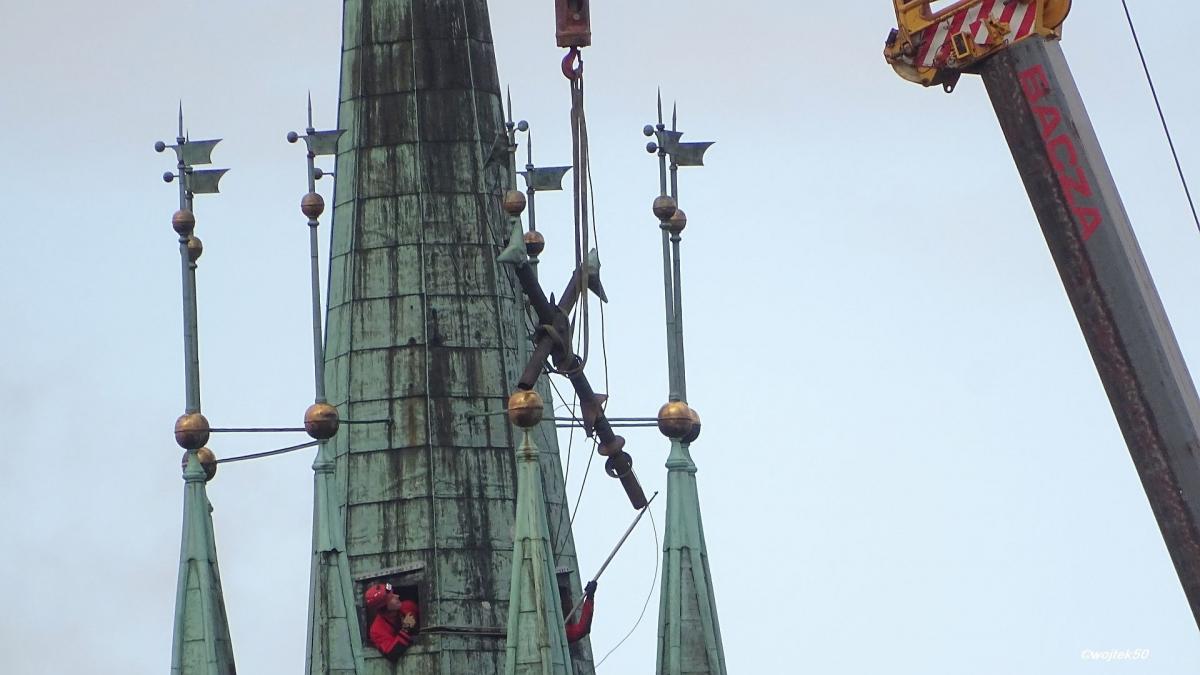 Demontaż krzyża z kościoła salezjanów w Przemyślu [WIDEO, ZDJĘCIA]
