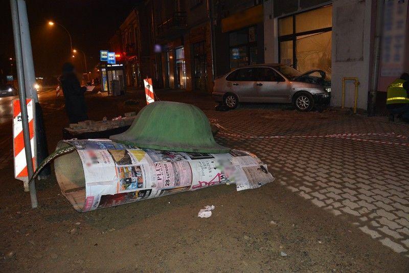 Zasłabł za kierownicą i wjechał w witrynę sklepową [ZDJĘCIA]