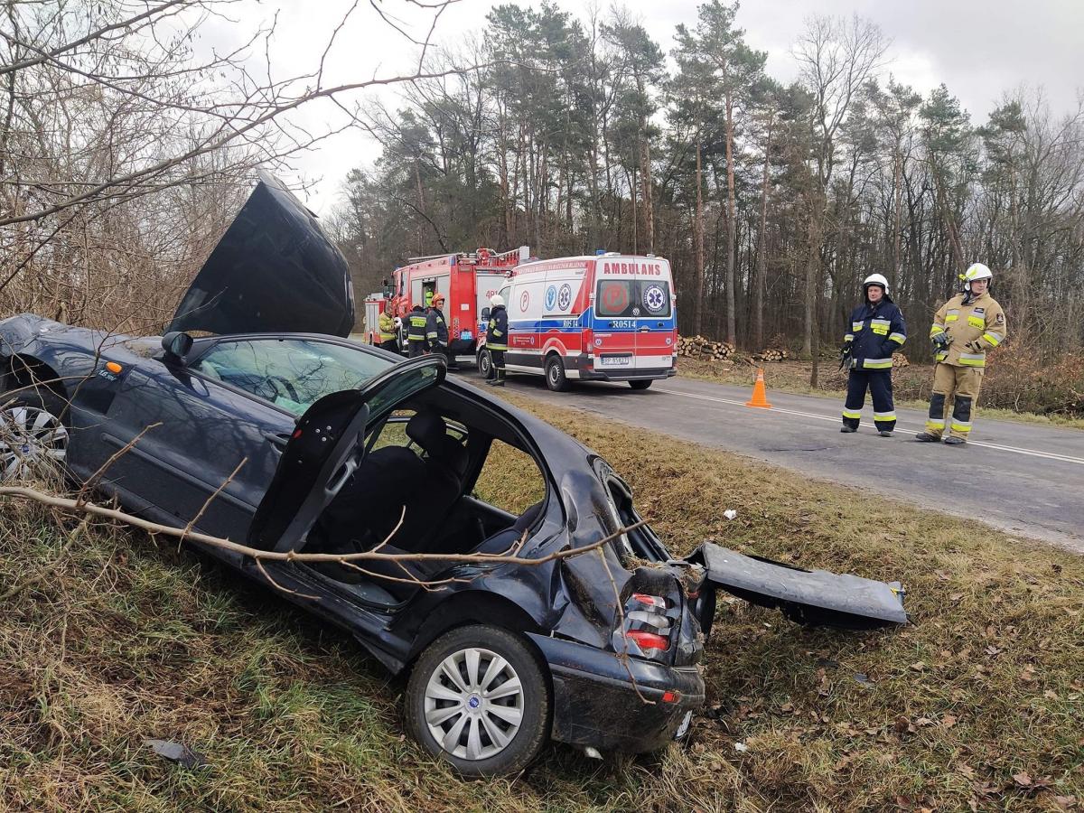 Fiat wypadł z drogi. 5 osób rannych [ZDJĘCIA]
