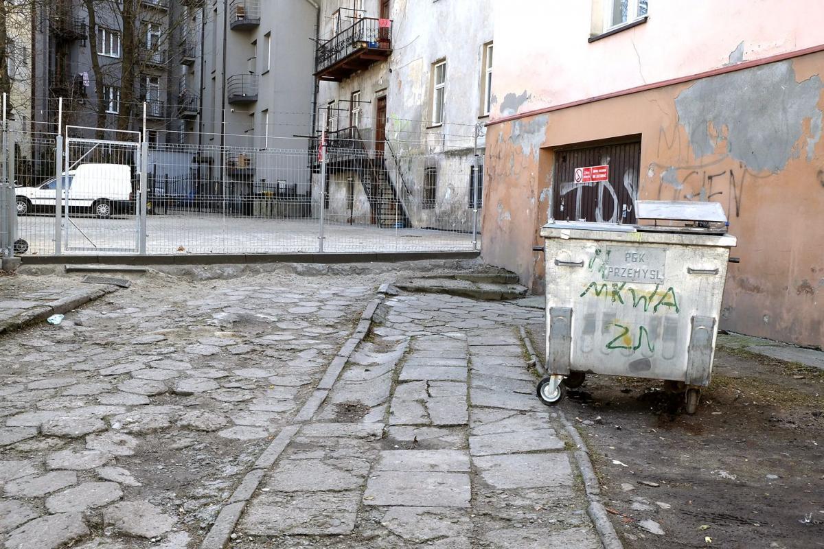 Kłopot ze śmieciami. Jak dotrzeć do kontenera?