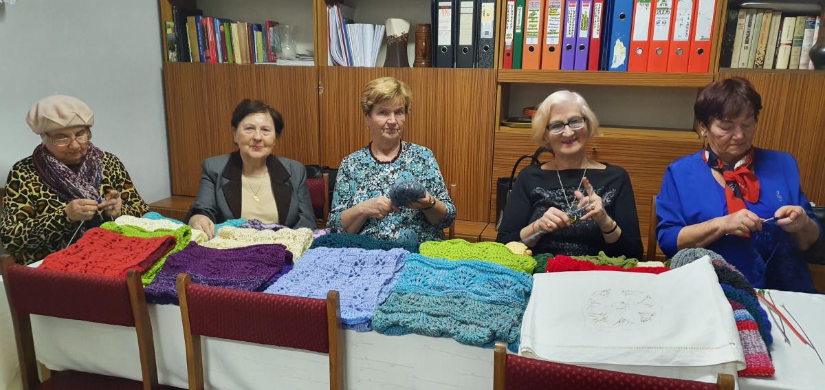 Szyją ubrania, które przekazują potrzebującym