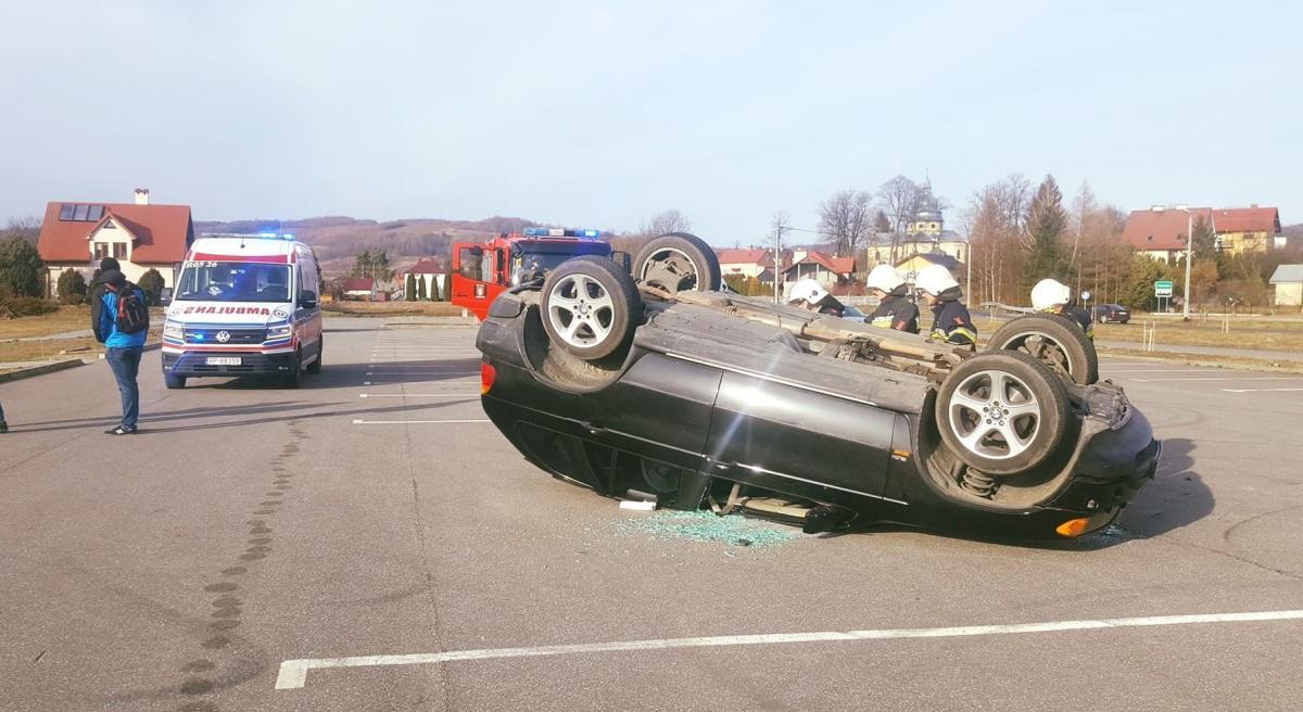 „Kręcili bączki” na parkingu. Aż dachowali