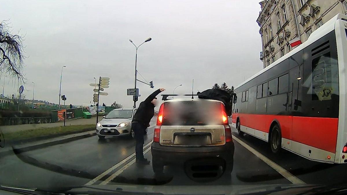 Przemyśl: Małe niedopatrzenie i pomocna dłoń [WIDEOREJESTRATOR]