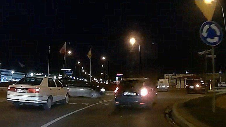 Kolizja na „bezkolizyjnym” rondzie w Przemyślu [WIDEOREJESTRATOR]