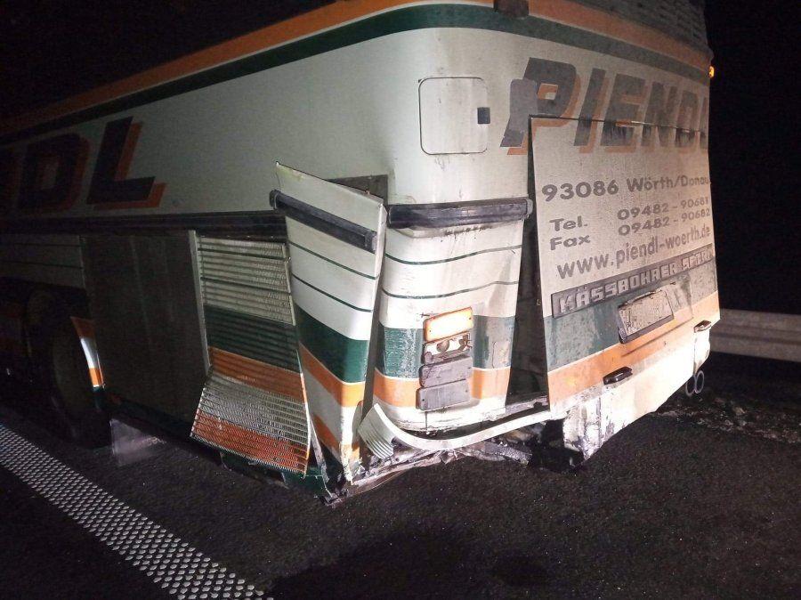 Zasnął za kółkiem i uderzył w autobus, a potem w barierki