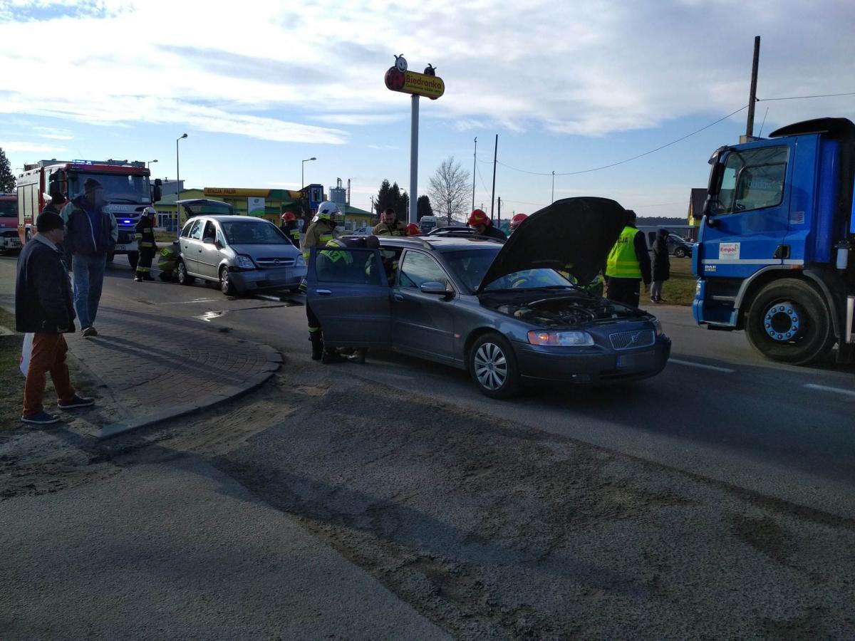 Zderzenie dwóch aut. Jedna osoba w szpitalu [ZDJĘCIA]
