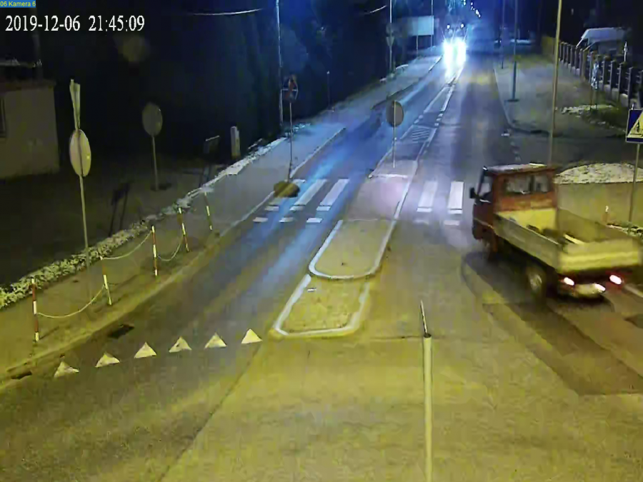 Celowo dwukrotnie cofnął i uderzył w zaparkowany pojazd. Kojarzysz sprawcę?