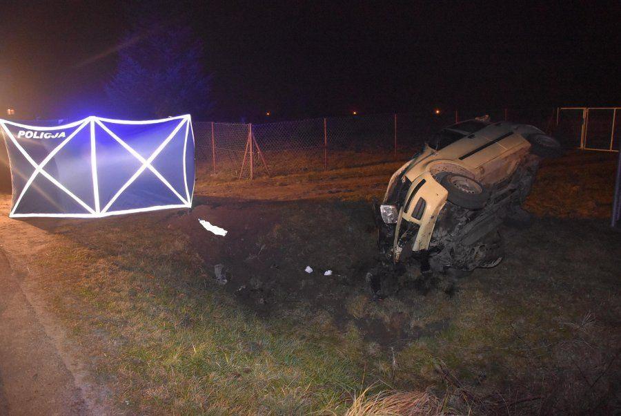 Tragiczny wypadek. Kierowca wypadł z drogi i dachował [ZDJĘCIA]