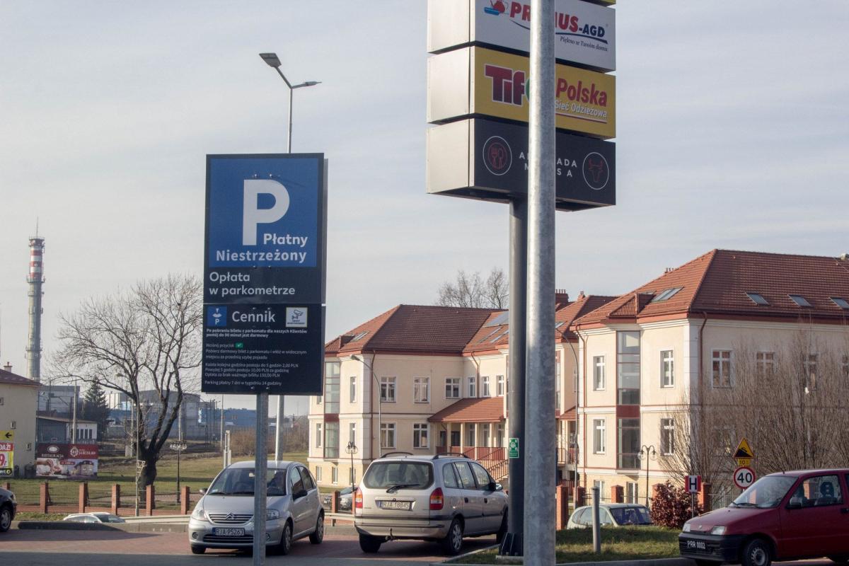Kontrowersje wokół parkowania przy Biedronce. Nowe zasady sieć uznaje za korzystne 