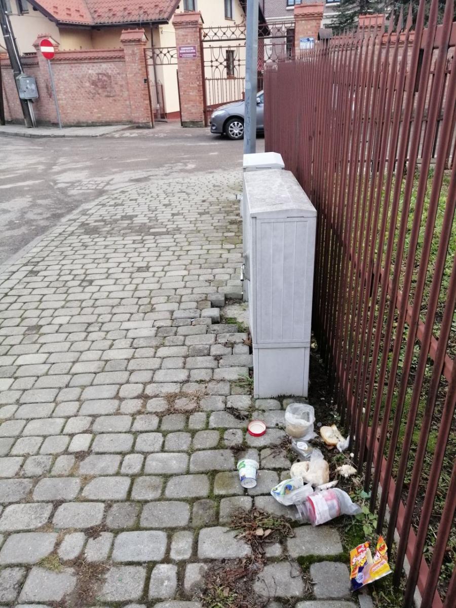[SYGNAŁY CZYTELNIKÓW] Porzucone resztki jedzenia i butelki