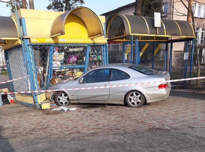 19-latek uderzył mercedesem w kiosk. Zginął klient