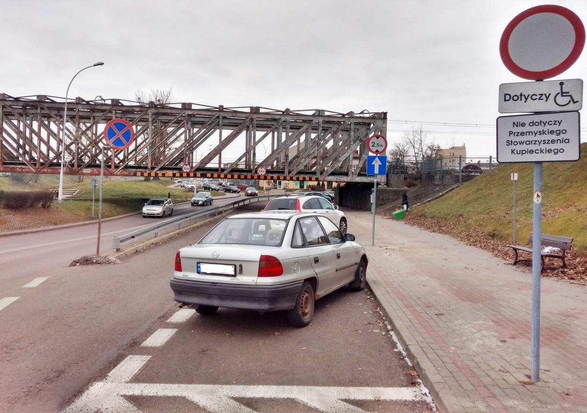 Pusty parking przy zieleniaku. Miasto traci kasę