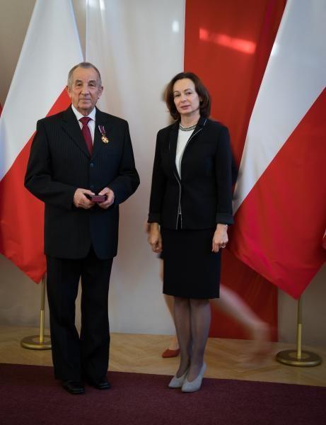 Mieczysław Kruk ze Złotym Krzyżem Zasługi