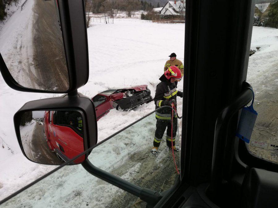Zimno, mokro i ślisko! Policja apeluje: kierowco, zwolnij! [ZDJĘCIA]