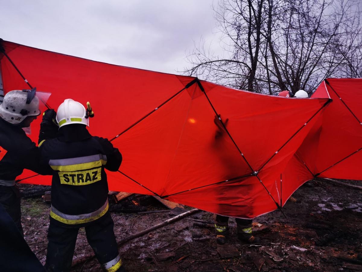 Pożar drewnianego domu – strażacy znaleźli zwłoki [ZDJĘCIA
