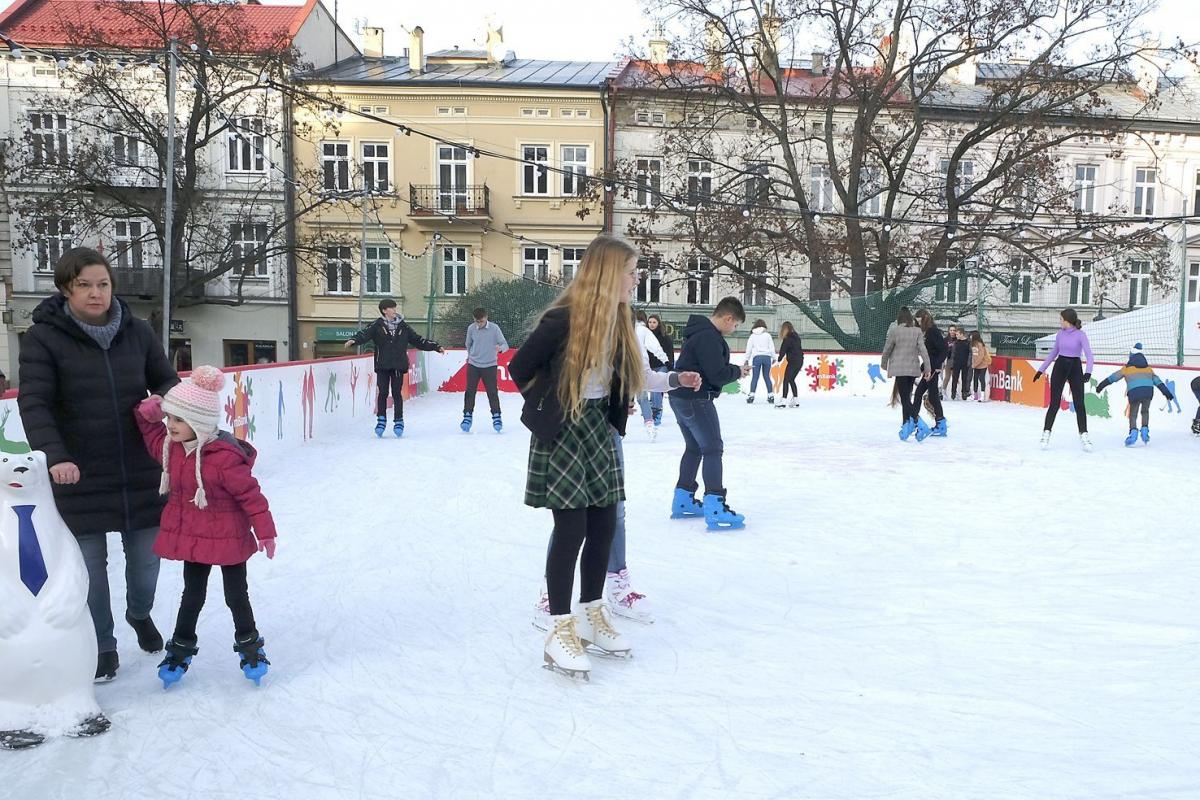 Amatorzy zimowych sportów korzystają ze sztucznego lodowiska na pl. Niepodległości