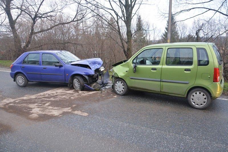 Kobieta ucierpiała w czołowym zderzeniu