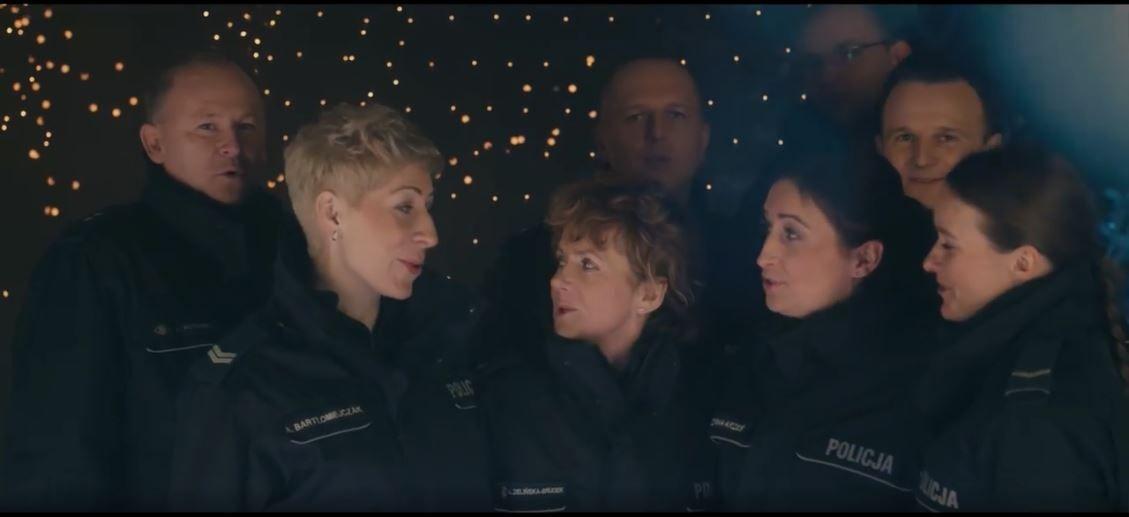 Policjanci śpiewają kolędę [WIDEO]