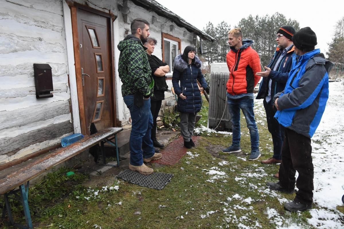 Cuda się zdarzają. „Obcy” ludzie wybudowali dom dla potrzebującego małżeństwa