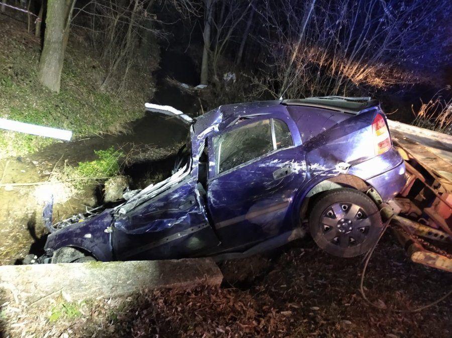 Samochód stoczył się do rzeki. Kierowca poniósł śmierć na miejscu [ZDJĘCIA]