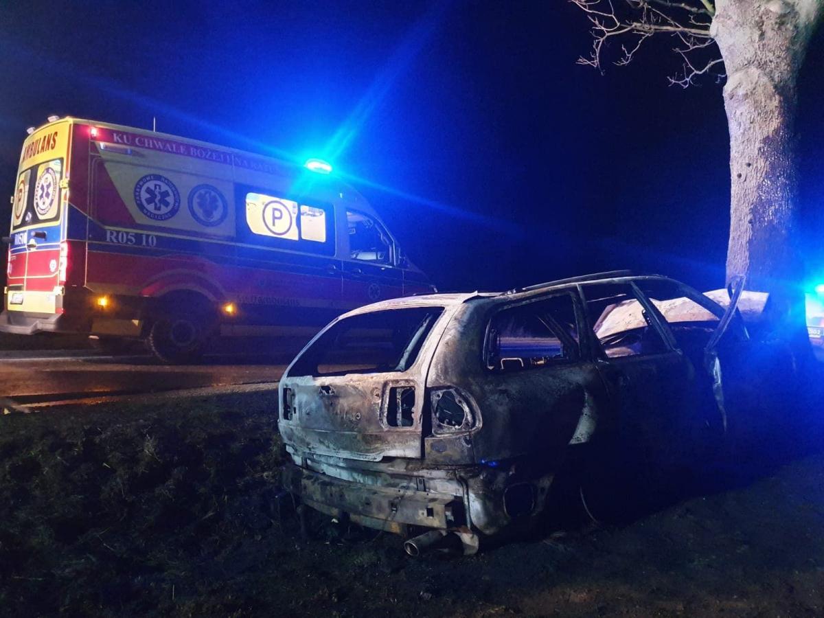 Volvo uderzyło w drzewo i spłonęło. Kierowca zniknął [ZDJĘCIA]