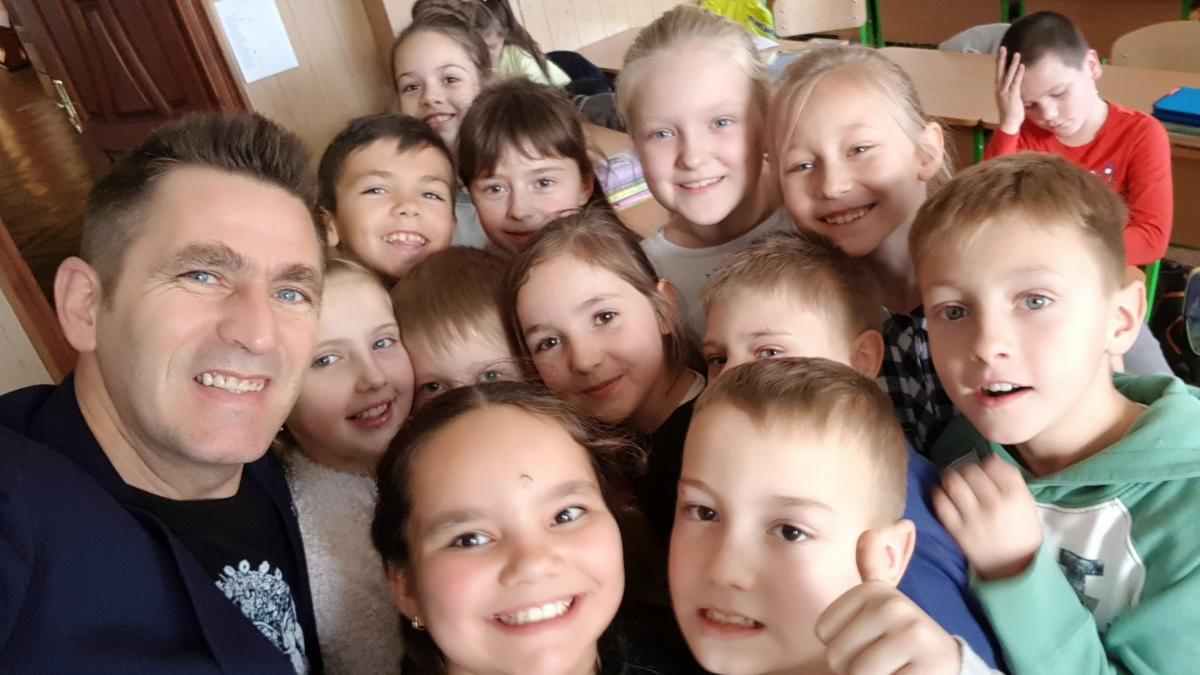Dotarli do Lwowa. Obdarowali najuboższych uczniów szkoły