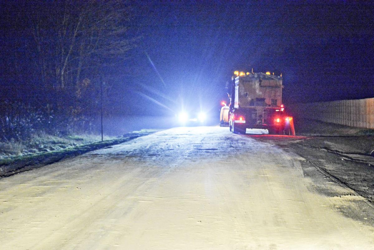 Nieznana substancja rozlana na drodze. Do działań zaangażowano 5 jednostek straży pożarnej 