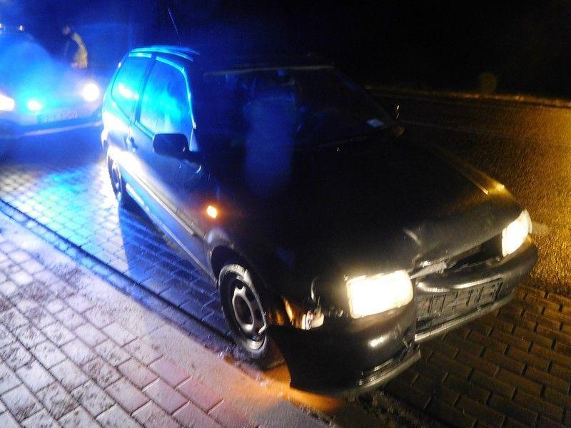 Był tak pijany, że zasnął za kierownicą na środku drogi