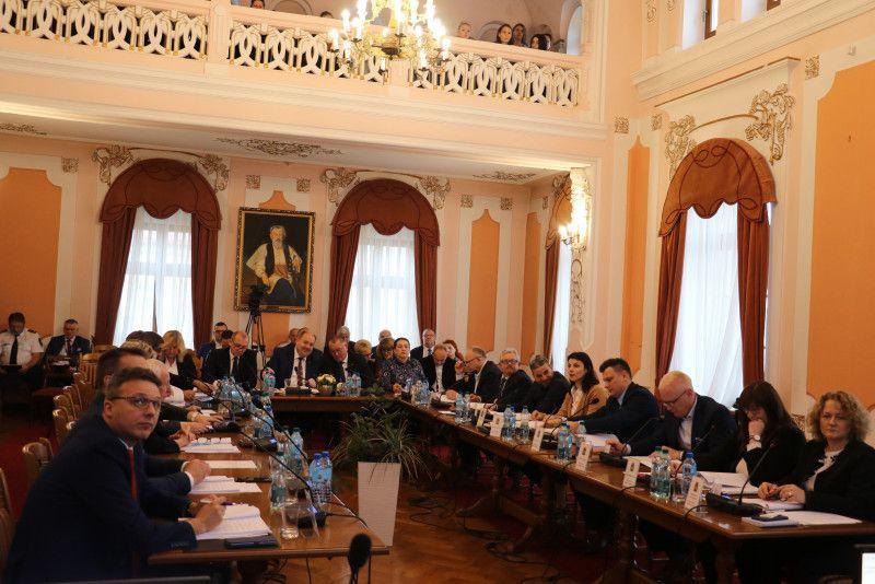 Radni przeszli samych siebie. Pokłócili się o Jana Pawła II