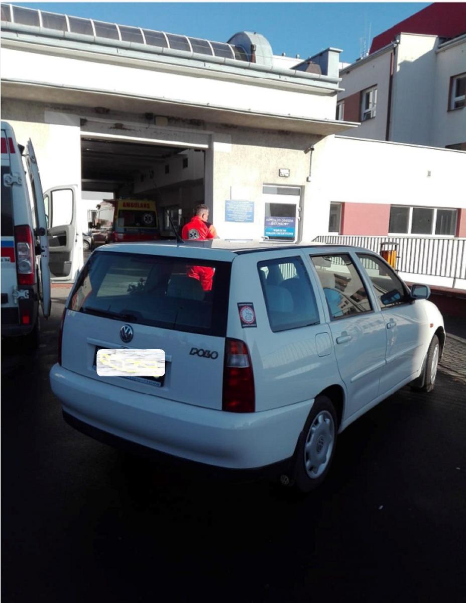 Kierowca volkswagena zablokował wjazd karetek do szpitala [ZDJĘCIA]