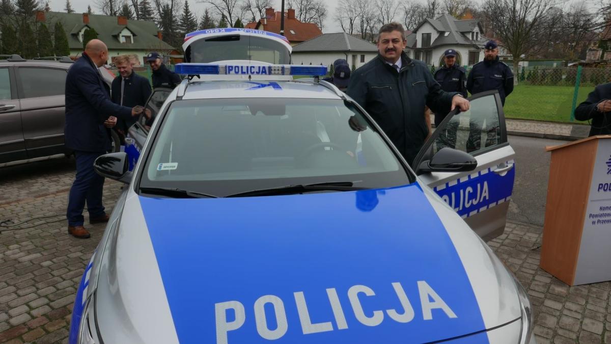 Policjanci będą jeździć hyundayem