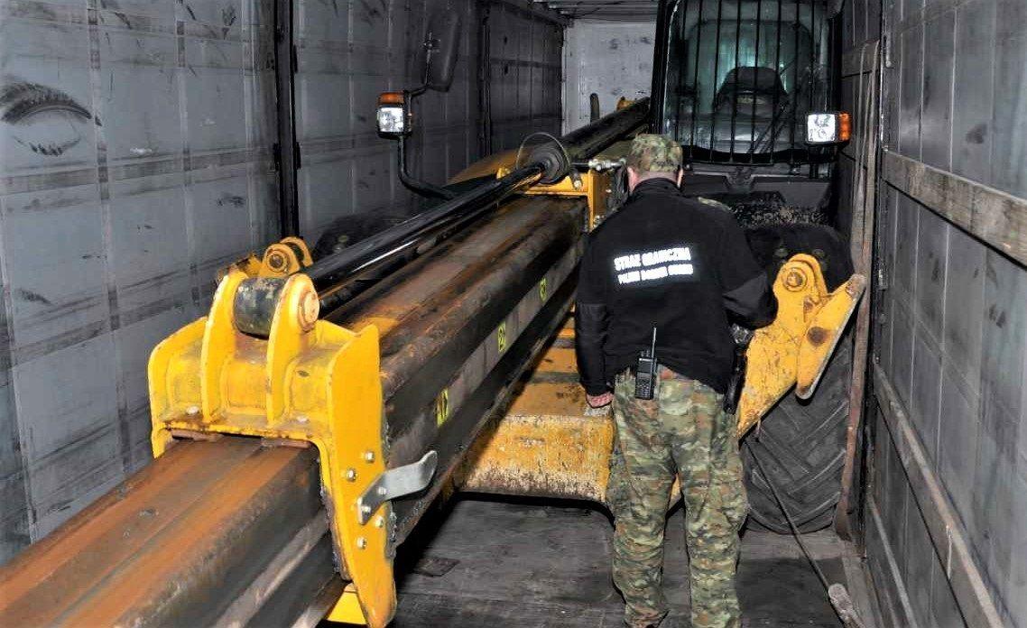 Próbował przewieźć przez granicę koparkę skradzioną na Wyspach