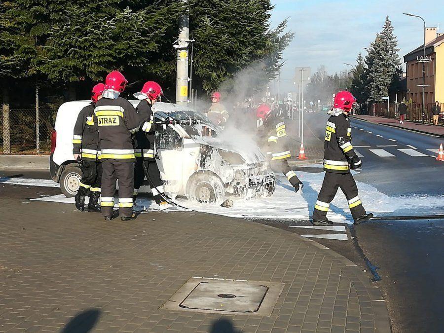 Fiat stanął w płomieniach na skrzyżowaniu 